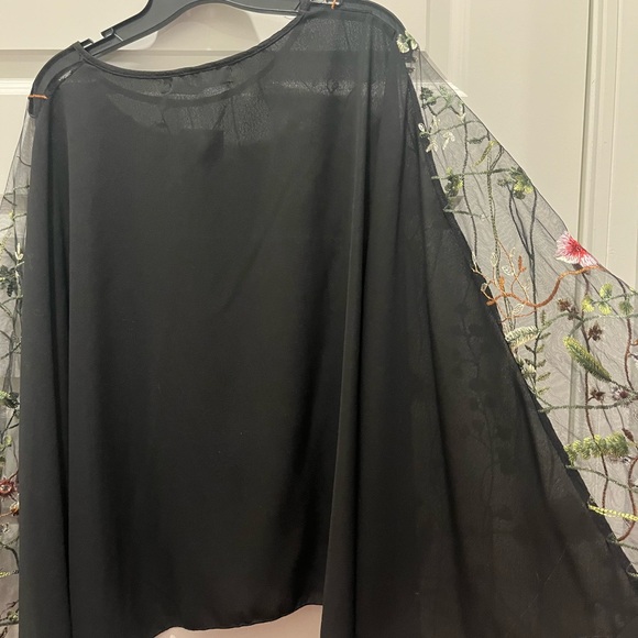 Elegant Black Floral Embroidered Blouse 🖤❤️🩷💚 - Picture 3 of 3